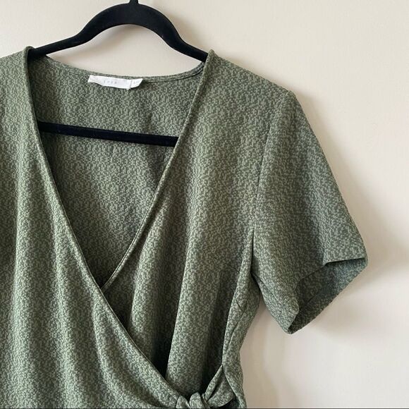 Lush-wrap Texture Print Short Sleeve Top - Picture 4 of 9